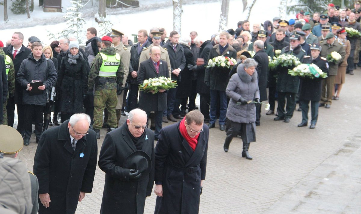 Ambasada RP w Wilnie składa wieniec na Antokolu 13 stycznia. Foto: Małgorzata Mozyro