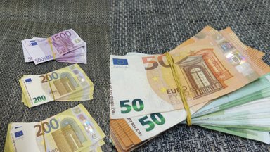 Pinigų kontrabanda Šalčininkuose: dviračiu atvažiavęs užsienietis 40 tūkst. eurų buvo prisiklijavęs prie kojų