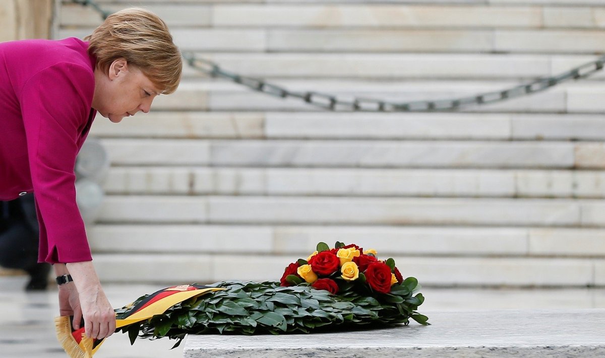 Angela Merkel prie nežinomo kapo Graikijoje