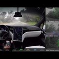 „Tesla“ detaliai pademonstravo, kaip atrodo važiavimas jos automobiliais