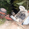 Prienų rajone apvirtus traktoriui žuvo jo vairuotojas