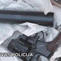 Kauno policininkų laimikis - maišeliai su tabletėmis ir koviniai ginklai