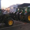 Protestuojantys Kėdainių ūkininkai prie savivaldybės suvarė traktorius – mėgino spausti valdžią