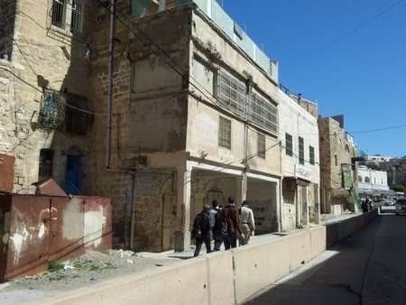 Hebronas: gatvė padalinta palestiniečiams ir žydams