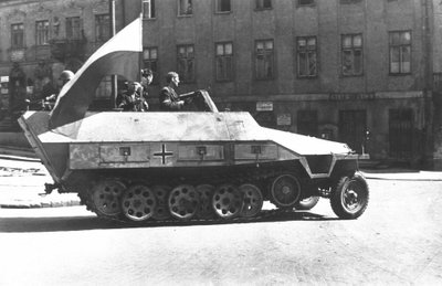 Varšuvos sukilimas. Sukilėliai su perimtu vokiečių šarvuotu transporteriu