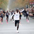 Žmogaus galimybių ribos peržengtos: Kipchoge maratoną nubėgo greičiau nei per 2 valandas