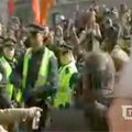 Nufilmuota, kaip Britanijoje policininkas smogė protestuotojai