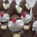 Šveicarijoje šokoladiniai Velykų zuikučiai gaminami su apsauginėmis veido kaukėmis