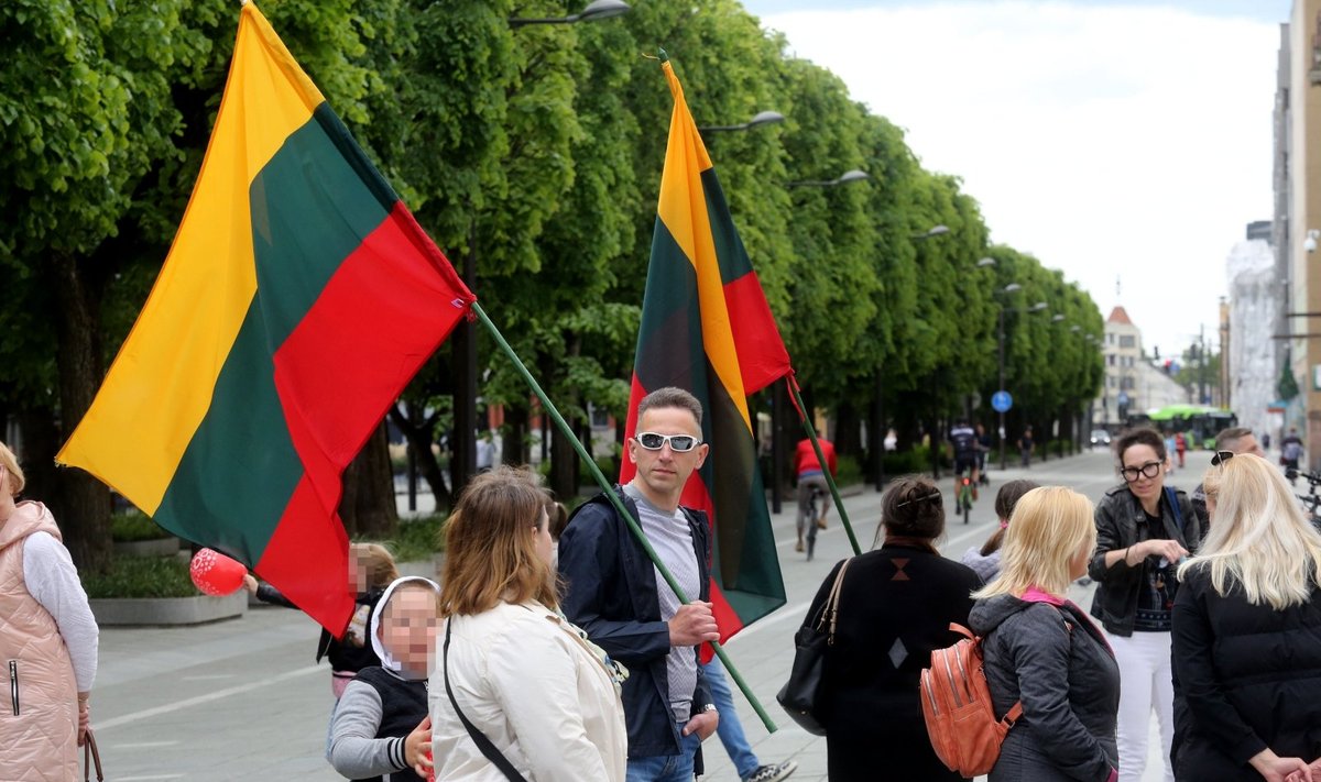 „Šeimų sąjūdžio“ protesto akcija prie Kauno savivaldybės