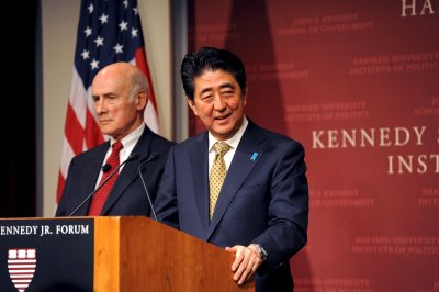 Josephas S. Nye šalia Japonijos premjero Shinzo Abe