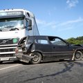 Didžiulė avarija Vilniuje: nevaldomas vilkikas rėžėsi į virtinę automobilių