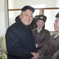 Šiaurės Korėjos lyderis su žmona stebėjo karinių lėktuvų pratybas