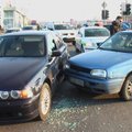 Saulės apakintas vairuotojas sankryžoje atsitrenkė į policininko BMW
