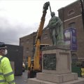 Londonas atsikrato praeities šešėlių: pašalinta vergų pirklio statula