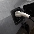 Valstybės kontrolė siekia tapti žaliąja institucija: taršius tarnybinius automobilius keičia į elektromobilį