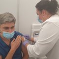 В Вильнюсе врачей уже прививают третьей дозой вакцины от коронавируса