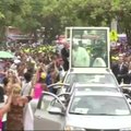 Popiežius Pranciškus patyrė nedidelę traumą vežamas papamobiliu Kolumbijoje