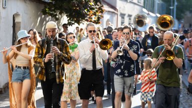 Gatvės muzikos dieną Vilniuje užbaigė griausminga pučiamųjų instrumentų eisena