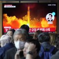 Šiaurės Korėja paleido raketą, netoli sienos praskraidino naikintuvus