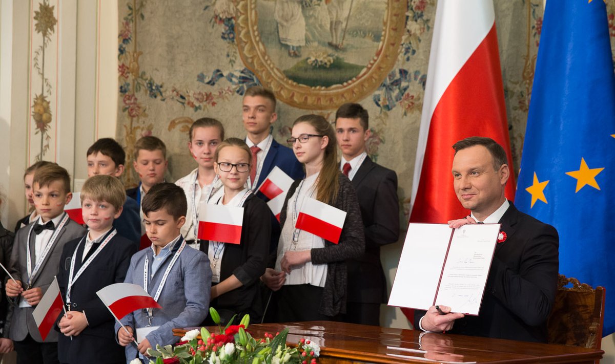 Podpisanie pierwszej inicjatywy legislacyjnej Prezydenta RP z zakresu oświaty polonijnej w Belwederze (fot. Andrzej Hrechorowicz / KPRP) 