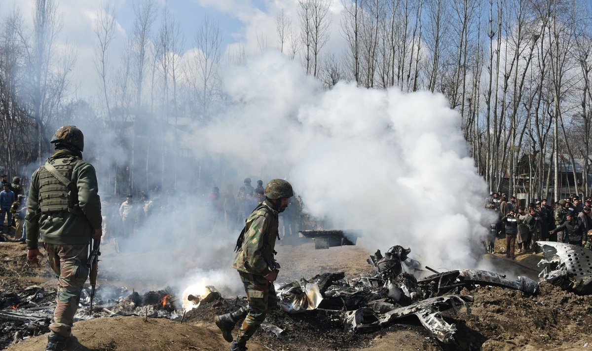 Indijos kariai tiria įvykio vietą prie sudužusio Indijos naikintuvo