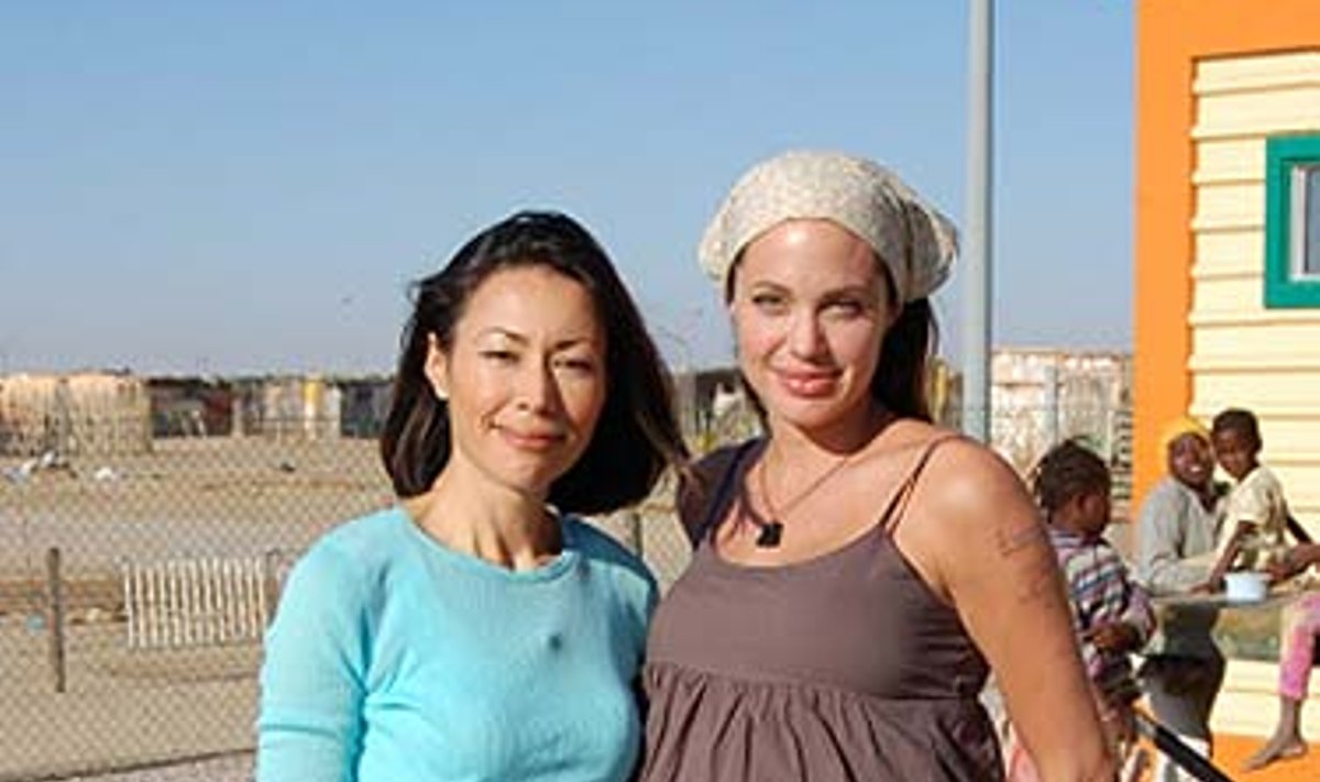 NBC žurnalistė  Ann Curry  ir Angelina Jolie 
