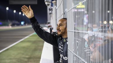 Pirmąją poziciją Katare išsikovojo Hamiltonas, Verstappenui bus nelengva
