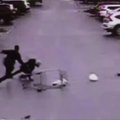 Prekių vežimėlį pastūmęs vyriškis padėjo policijai sulaikyti vagišių