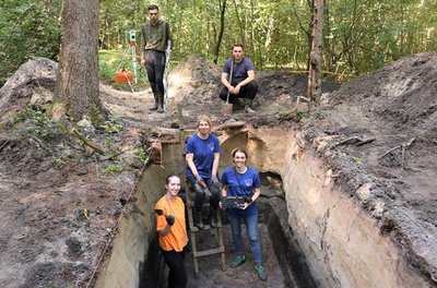 KU archeologų komanda, baigusi ketvirtojo sezono (2022 m.) tyrimus. Mėlynais marškinėliais – kasinėjimų vadovė dr. M. Urbonaitė-Ubė (dešinėje) ir jos kolegė dr. Elena Pranckėnaitė.
