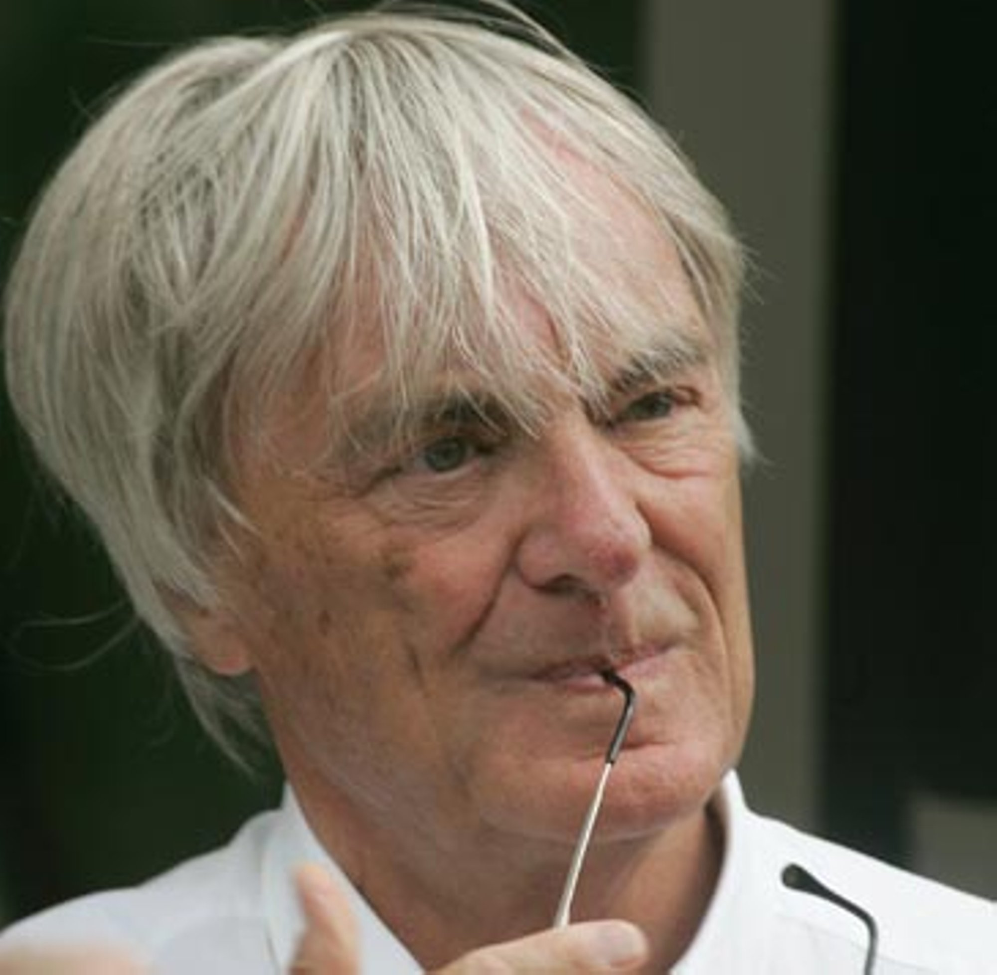 B.Ecclestone'as Parduos „Formulės-1“ Akcijas - Delfi Auto