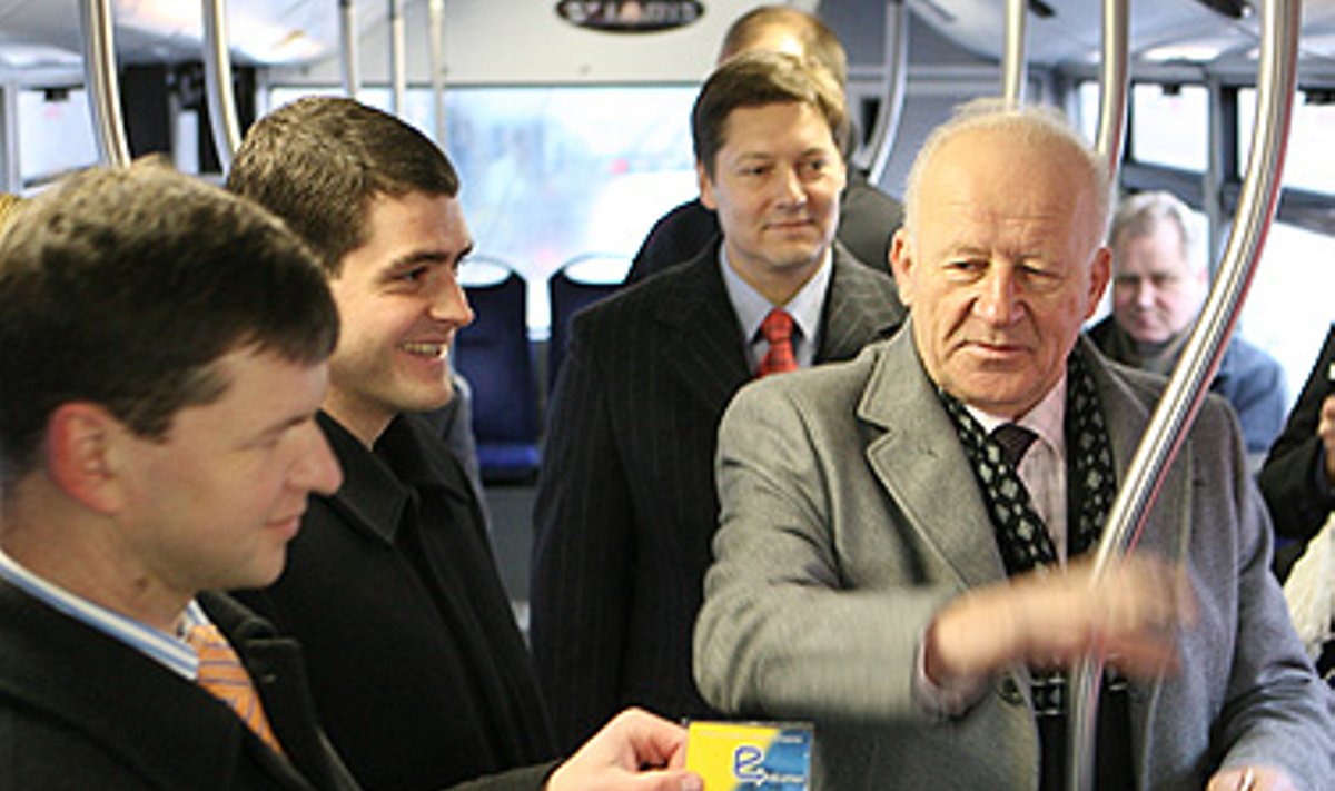Juozas Imbrasas (dešinėje) pristato elektroninį biliietą