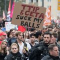 Vokietijoje tūkstančiai demonstrantų protestuoja prieš JAV ir Europos Sąjungos sutartį