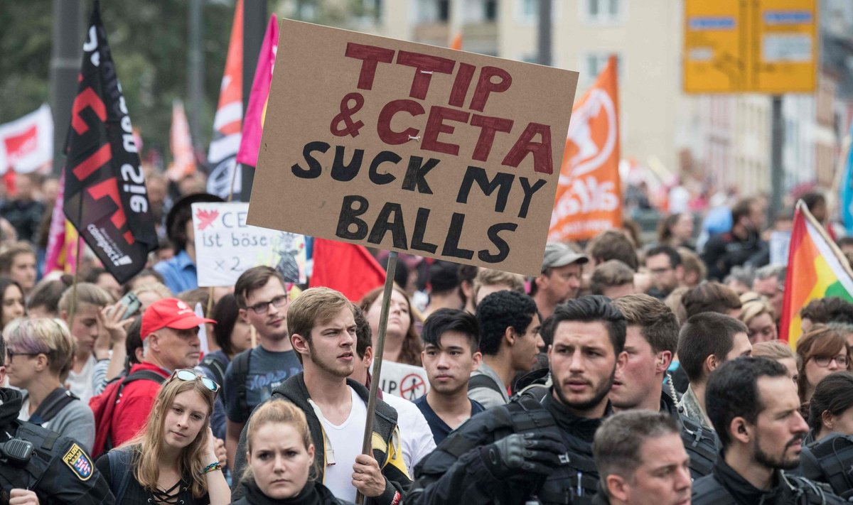 Vokietijoje tūkstančiai demonstrantų protestuoja prieš TTIP