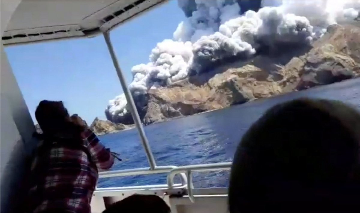 Naujojoje Zelandijoje išsiveržus ugnikalniui tebeieškoma aštuonių žmonių