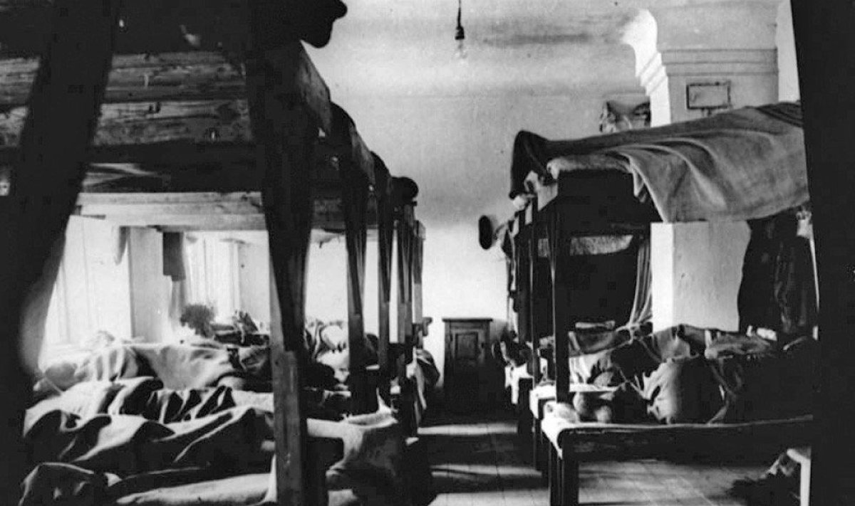 Kaliniai miegodavo ant paprastų „narų“ (gultų), moterų barakas Vorkutoje