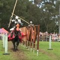 Australijos riterių turnyre žvangėjo šarvai ir ietys