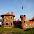 Lietuvis parduoda neeilinį objektą: ne tik namą, bet ir rankomis statytą pilį