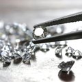 Deimantų kainos sparčiai krenta, tačiau neverta skubėti džiaugtis – pinga padirbiniai