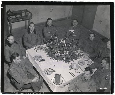 Generolas A.C. McAuliffe‘as su savo štabo karininkais švenčia 1944-ųjų Kalėdas apgultame mieste