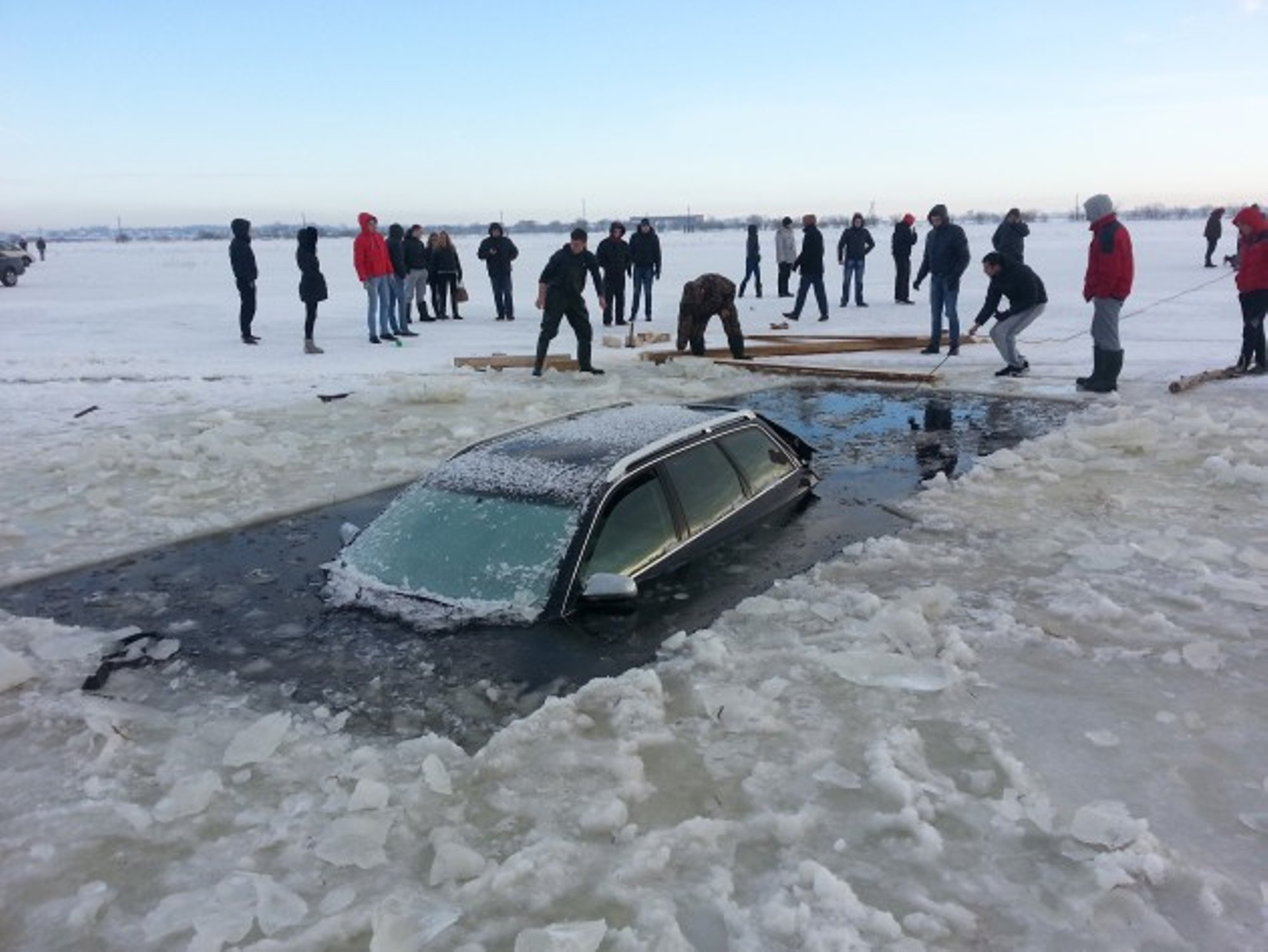 В районе наводнения под лед провалился и утонул автомобиль Audi - Delfi RU