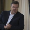 Ukrainiečių kalbos gynėjai padovanojo V.Janukovyčiui bilietą į Baltarusiją