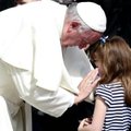 Popiežius Vatikane priėmė regos ir klausos neteksiančią mergaitę iš JAV