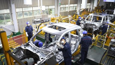 Pritrūkus variklių, „Volkswagen“ gamykloje Vokietijoje stabdoma elektromobilių gamyba