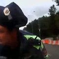 Naujas lygis Rusijos keliuose: ant automobilių vežiojami policininkai