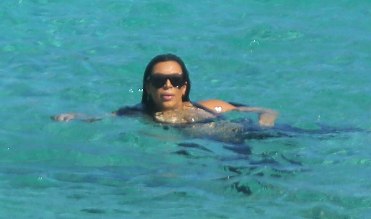 Kim Kardashian Šv. Bartolomėjaus paplūdimyje
