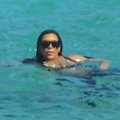 Taip įkaitusių Kardashian moterų dar nematėte: į vandenį nėrė su drabužiais
