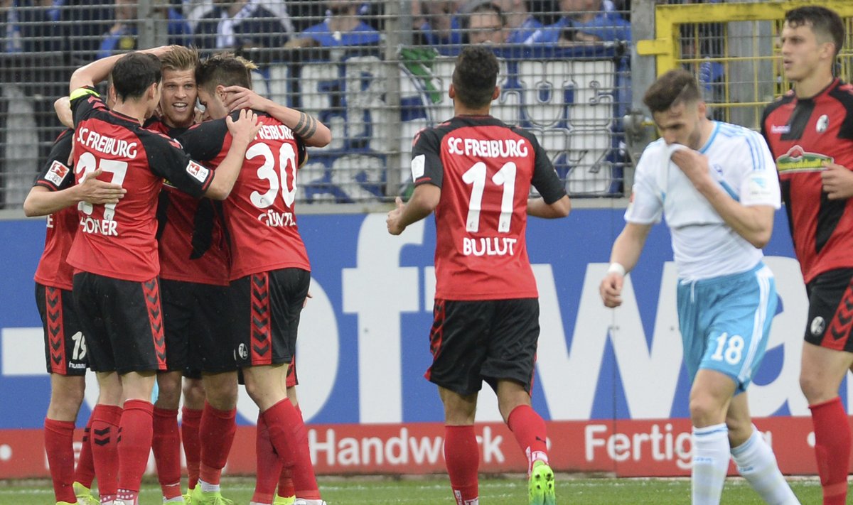 Bundesliga, „Freiburg“ žaidėjai džiaugiasi po įvarčio į „Scahlke 04“ vartus