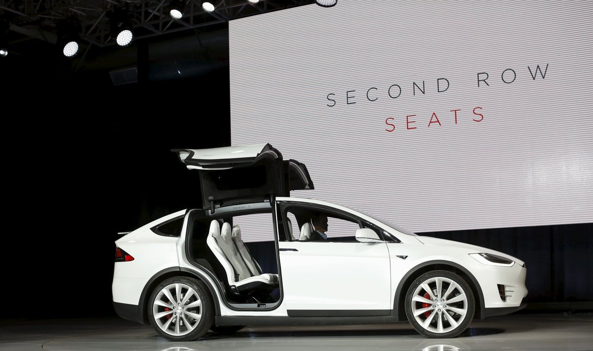 "Tesla Model X" galinės durelės atsidaro lyg paukščio sparnai