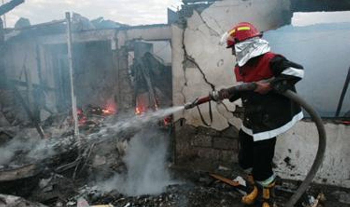 Gruzijos gaisrininkas gesina gaisrą prie Tbilisio