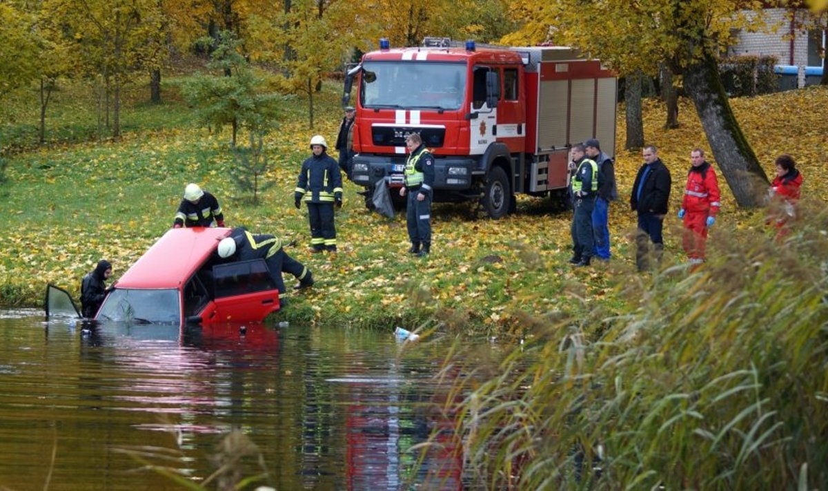 Raseinių rajone Blinstrubiškių tvenkinyje nuskandino automobilį  